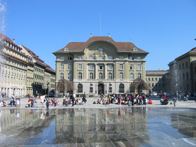 Vista sulla Banca nazionale dal Palazzo federale a Berna