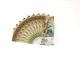 Fan of 200-franc notes (front view)