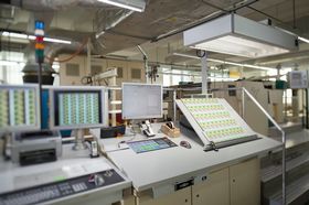 Bedienpult der Siebdruckanlage