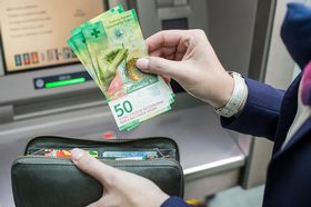 Retrait de nouveaux billets de 50 francs au bancomat