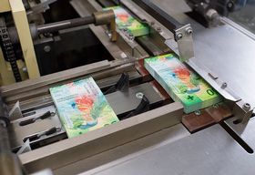 Taglio in mazzette delle banconote da 50 franchi