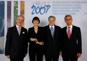 Photo de groupe (de gauche à droite): Jean-Pierre Roth (BNS), Micheline Calmy-Rey (Confédération suisse), Jean-Claude Trichet (BCE), Hansueli Raggenbass (BNS)