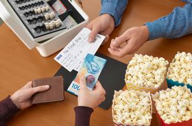 Zahlungssituation mit der 100-Franken-Note