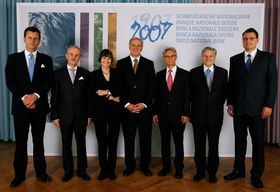 Photo de groupe (de gauche à droite): Philipp Hildebrand (BNS), Jean-Pierre Roth (BNS), Micheline Calmy-Rey (Confédération suisse), Otmar Hasler (Principauté de Liechtenstein), Hansueli Raggenbass (BNS), Jean-Claude Trichet (BCE), Thomas Jordan (BNS)