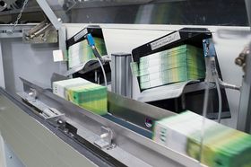 Pacchetti di banconote in uscita dall’unità di controllo