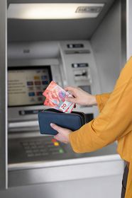 20-franc notes being withdrawn from an ATM