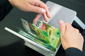 Controllo visivo di banconote da 50 franchi fresche di stampa