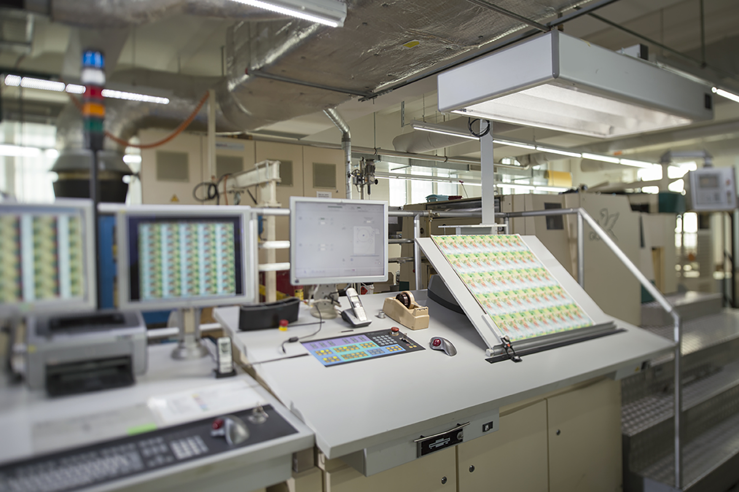 Operator console on the silkscreen printing unit