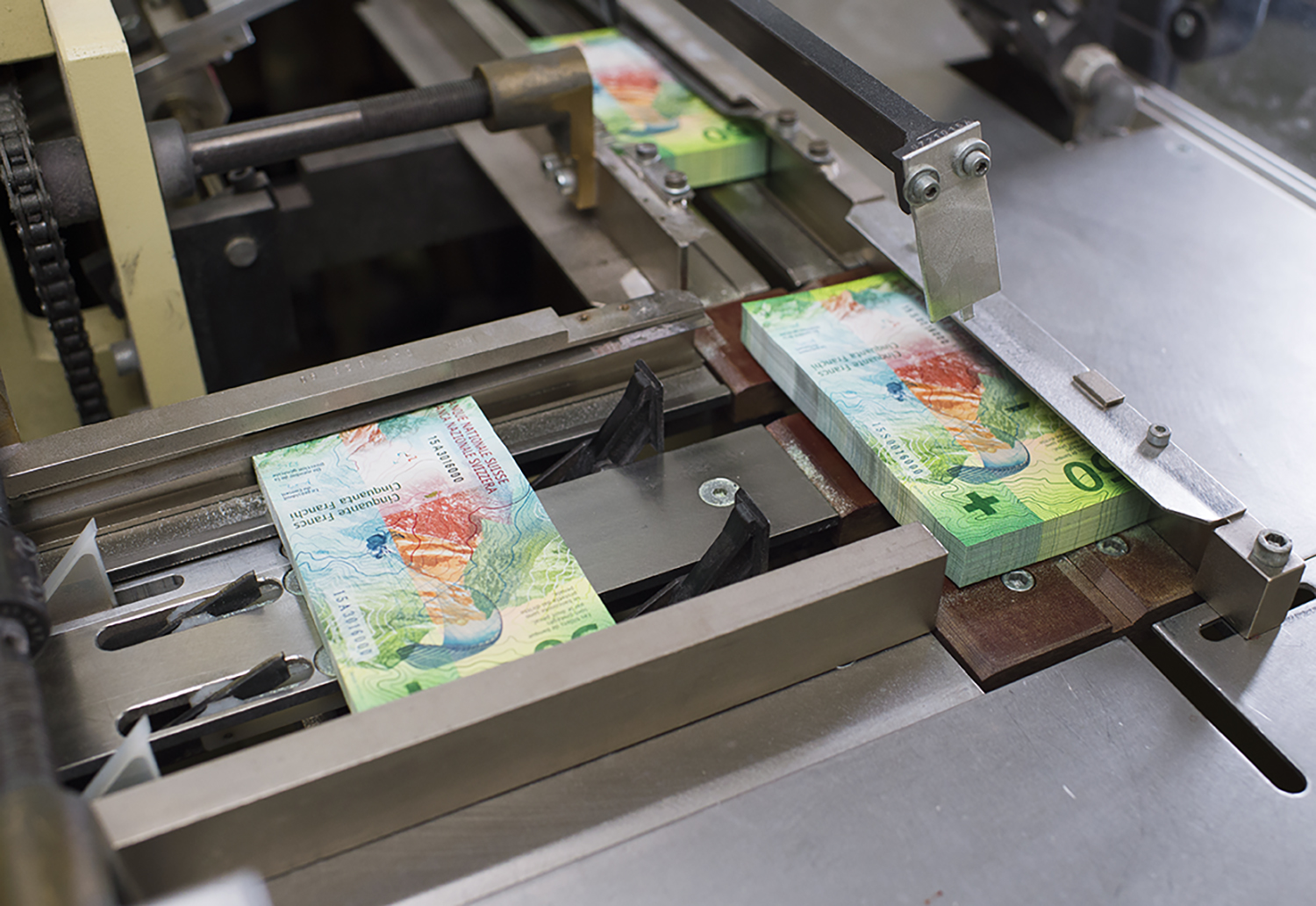 Cutting the 50-franc notes into bundles